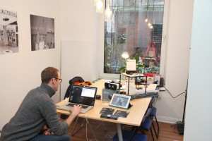 Einfach und irgendwie ziemlich cool sind die Arbeitsplätze im neuen Coworking-Space.