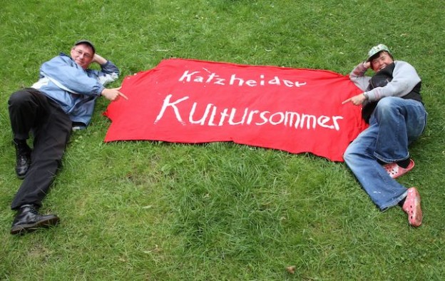 Ganz so müßiggängerisch wird es von Montag an für Beate Ebert und Detlef Schlagheck nicht hergehen. Das Künstler-Duo führt – wenn auch dezent – Regie beim Katzheider Kultursommer.