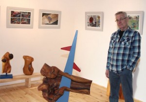 Kurt Niemann zeigt im Hinterhaus de Galerie Holzskulpturen, Bilder und Videos.