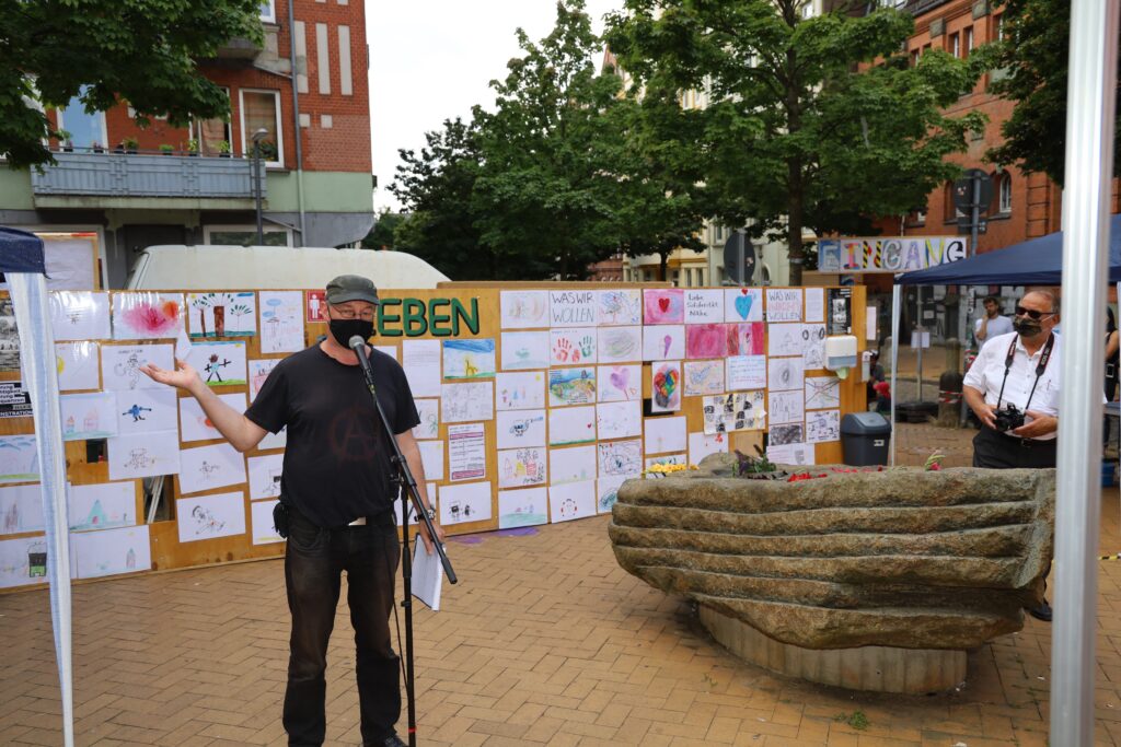 Künstler Detlef Schlagheck bei der interventionistischen Kunstaktion im August 2020 auf dem Bahide-Arslan-Platz.